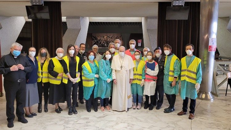 Papež František s vatikánskými zdravotníky a kardinálem Krajewskim (první vlevo)