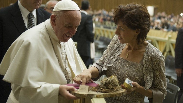 Jennifer gives the bird nest to Pope Francis, 28 December 2016