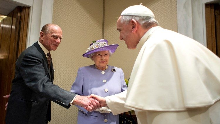 Герцог Эдинбургский и королева Елизавета на аудиенции у Папы Франциска (2014 г.)
