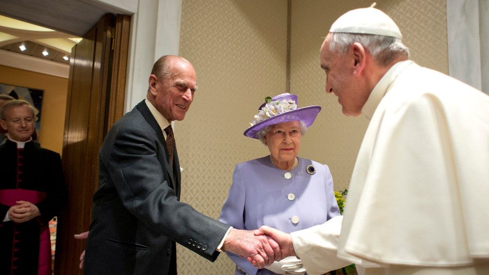 Le Pape François rencontre la reine d'Angleterre et le duc d'Édimbourg en avril 2014 au Vatican.