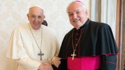 Арцыбіскуп Жан-Марк Авэлін з Папам