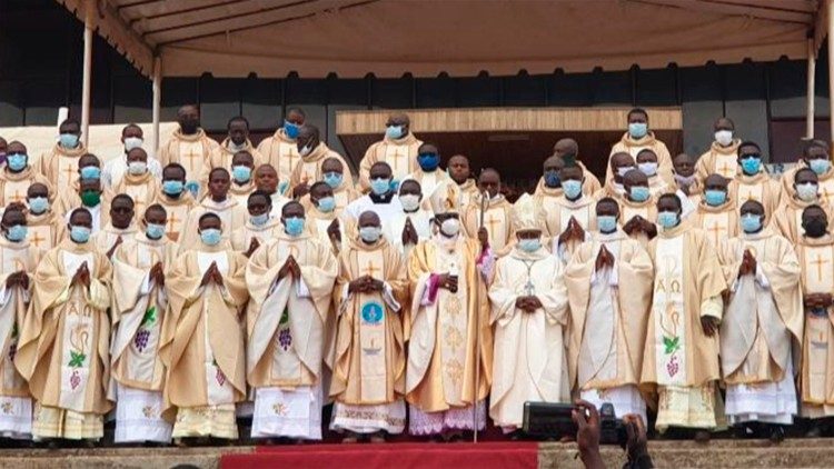 Một lễ phong chức linh mục ở Bamenda, Camerun