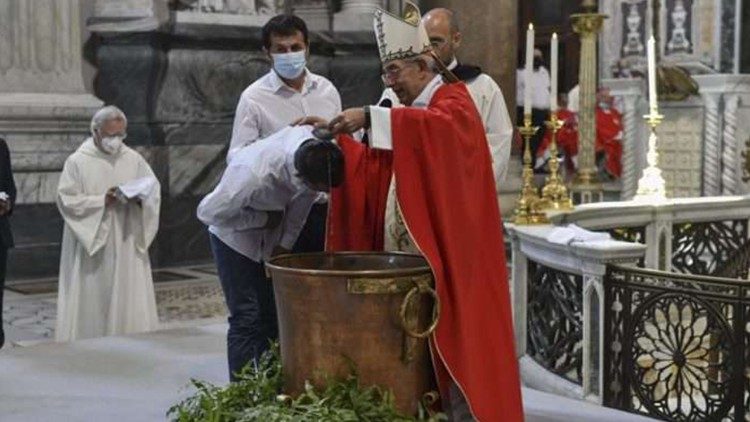 Kard. De Donatis udziela chrztu dorosłym katechumenom