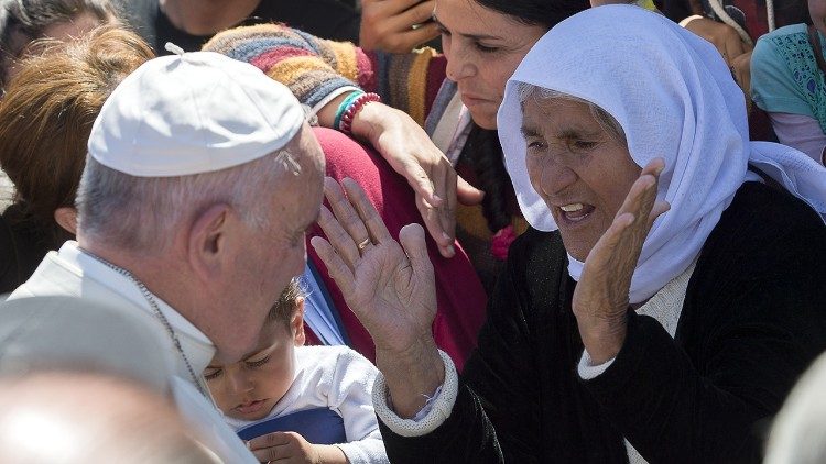 Le Pape François le 16 avril 2016 dans le camp de Moria à Lesbos. 