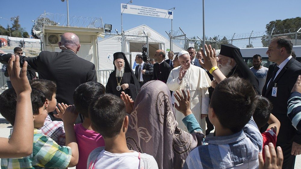 Pápež František na gréckom ostrove Lesbos (16. apríl 2016)