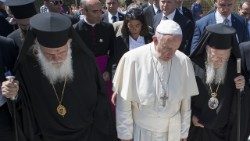 Le Pape François entouré par l'archevêque d'Athènes Ieronymos II et le Patriarche de Constantinople Bartholomée, le 16 avril 2016 à Lesbos.