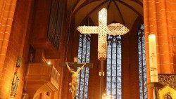 Ganz viel Mitte - Blick auf das Kruzifix bei einer Messe des Synodalen Weges in Deutschland