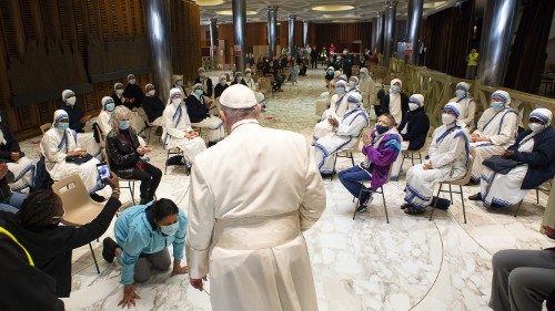 Pápež František prišiel medzi čakajúcich na vakcínu s čokoládovými darčekmi