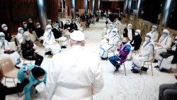 O Papa Francisco, em abril passado, na Sala Paulo VI, encontra as pessoas que estão recebendo a vacina contra a Covid