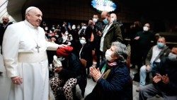Papst Franziskus am Freitagvormittag in der Audienzhalle im Gespräch mit frisch geimpften Bedürftigen