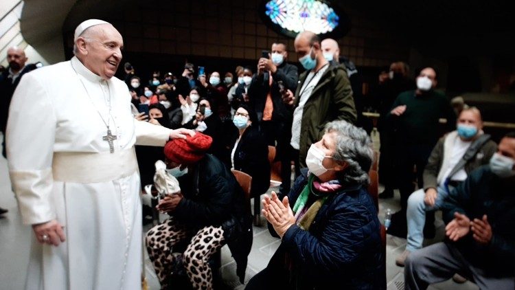 Pave Frans var på overraskelsesbesøg i aula Paulo VI for at hilse på de omkring 600 dårligt stillede, der fik anden vaccineportion