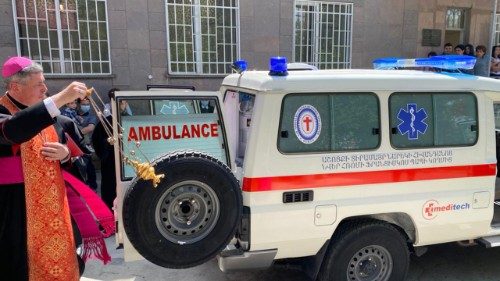 프란치스코 교황이 아르메니아 코로나바이러스 퇴치를 위한 의료 장비를 선물했다. 구급차와 응급의료장비 축복예식 장면