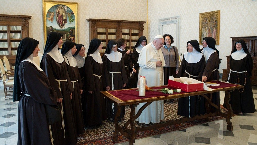 Papa com as Clarissas do Mosteiro Santa Clara em Pagânica