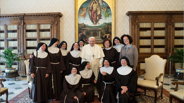 Le Souverain pontife et les Clarisses de Paganica, au Vatican, lundi 26 avril 2021. 