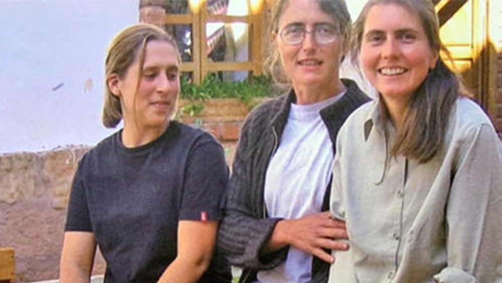 Nadia De Munari (al centro), misionera italiana asesinada en Perú.