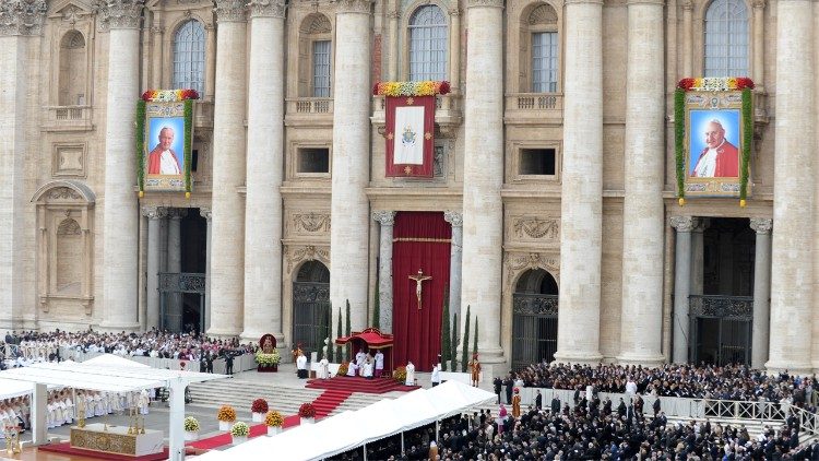 Misa con el rito de canonización de Juan Pablo II y Juan XXIII en la Plaza de San Pedro, 27 de abril de 2014. 