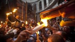 Ausgehend von der Liturgie des „Heiligen Feuers“ wird die Flamme an die Gläubigen weitergereicht. Foto aus dem Jahr 2021 in Jerusalem