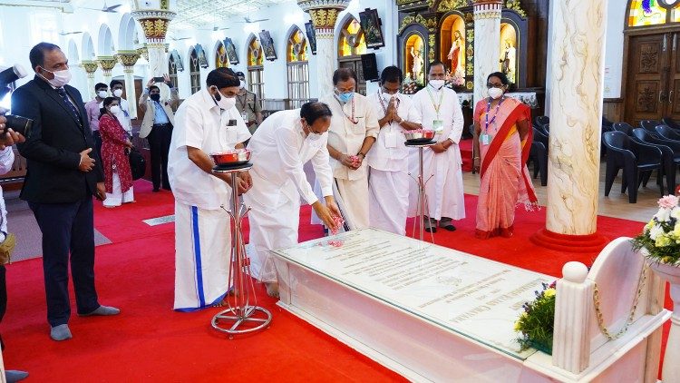 Indian Vice President lays a floral tribute at the tomb of St. Chavara.