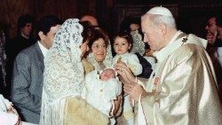 le 9 janvier 1983, le Pape Jean Paul II administre le sacrement du baptême à des nouveaux nés pour la première fois dans la chapelle Sixtine