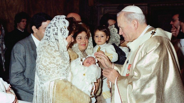 Papst Johannes Paul II. bei einer Taufe zum Fest Taufe des Herrn