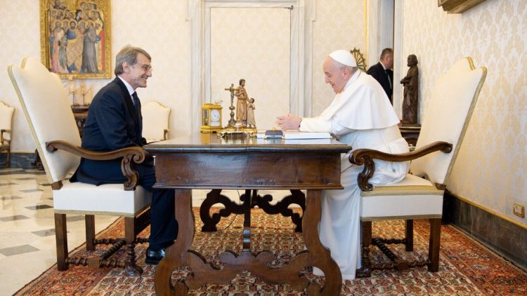 Папа Франциск під час зустрічі з Давідом Сассолі 26 червня 2021 року