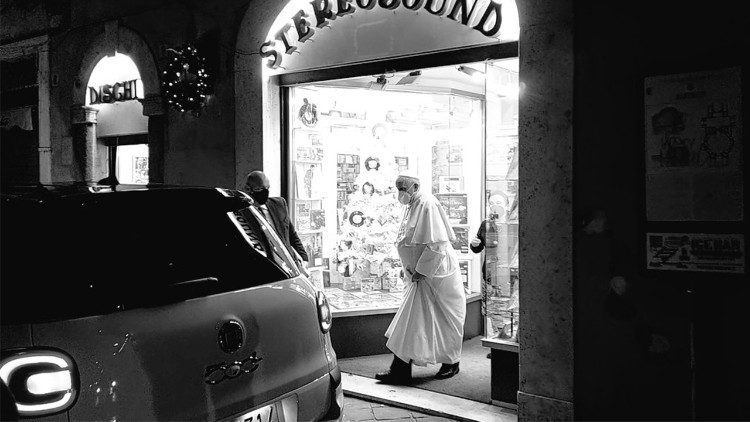 Le Pape sortant du magasin "Stereosound", à proximité du Panthéon, mardi 11 janvier 2022