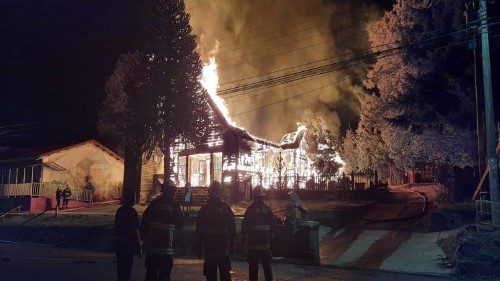 Voraz incendio destruye la Iglesia de San Sebastián de Curarrehue en Chile