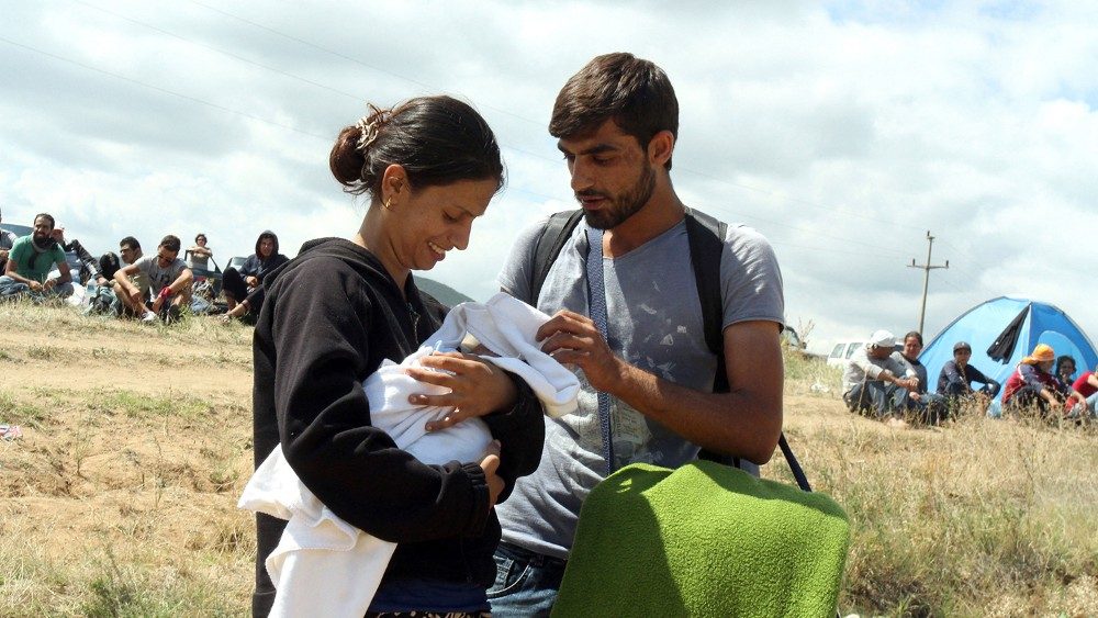 Una pareja de migrantes sirios con su hijo en un centro para refugiados en la frontera entre Serbia y Macedonia