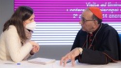 Cardenal Juan José Omella, arzobispo de Barcelona y presidente della CEE con Rocío Lancho García, periodista dell'Osservatore Romano (14 de enero 2022)