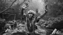 Sciamano Yanomami dialoga con gli spiriti prima della salita al monte Pico da Neblina. Stato di Amazonas, Brasile, 2014.