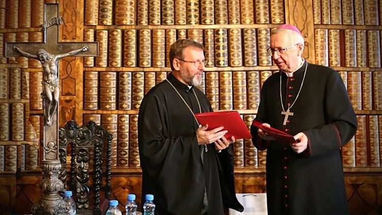 L'archevêque Sviatoslav Shevchuk, chef de l'Église gréco-catholique ukrainienne, et l'archevêque Stanislaw Gądecki, président de l'épiscopat polonais, le 24 janvier 2022. (Vatican Média)