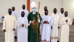 Arcebispo da Beira (Moçambique), D. Claudio dalla Zuanna, com Seminaristas