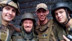 Ks. Andriy Zelinsky wśród ukraińskich żołnierzy (drugi z lewej)