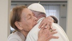 El encuentro entre el Papa y la escritora Edith Bruck en Casa Santa Marta, 27 de enero de 2022, Jornada de la Memoria.