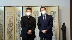 Erzbischof Peter Chung Soon-taick mit dem Einheitsminister Lee In-young