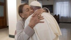 Papst Franziskus und Edith Bruck  umarmen sich bei einer Begegnung 2022
