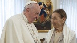 教皇フランシスコと作家エディス・ブリュックさん　2022年1月27日　バチカン、サンタ・マルタ館