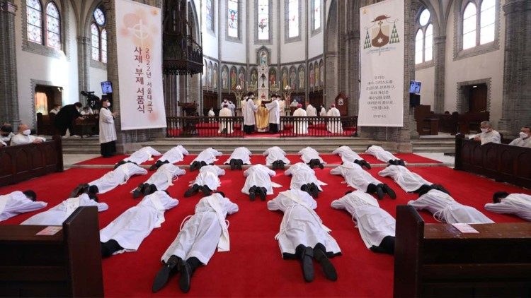 La litanie des saints lors de la messe.