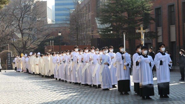 Procession to enter the Cathedral