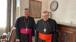 (Izq.) Cardenal Puljic con el con el nuevo Arzobispo de Vrhbosna, Sarajevo, Monseñor Tomo Vuksic.