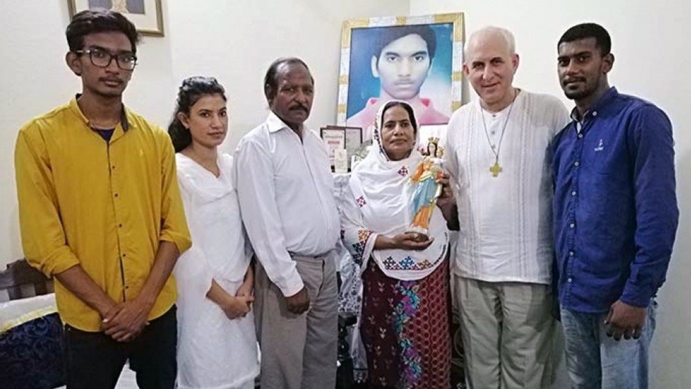 Najbližšia rodina Akaša Bašíra spolu s kňazom