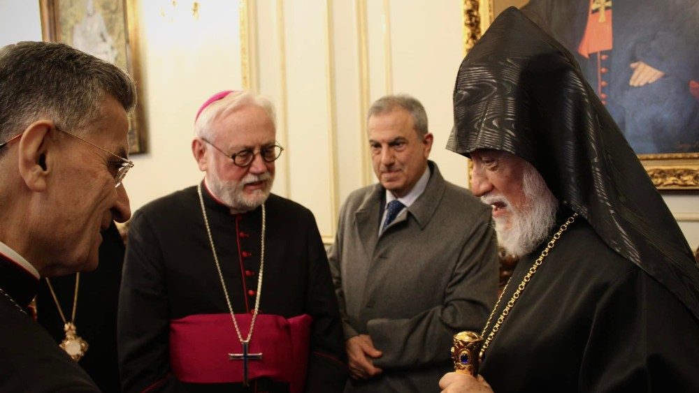 Mons. Richard Gallagher, maronitský patriarcha kard. Bechara Boutros Raï a katolikos Aram I. Arménskej apoštolskej cirkvi v Cilícii 