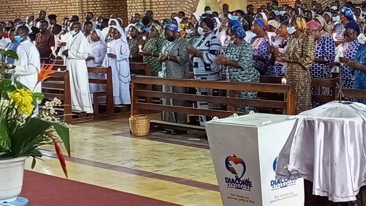 Des consacrés participants à la messe à la Cathédrale Notre Dame du Congo (Kinshasa) à l'occasion de journée de la vie consacrée 