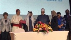 Al termine della Tavola Rotonda della Fratellanza, la firma del memorandum di intesa tra l'Alto Comitato presieduto dal cardinal Ayuso e il Ministero della Tolleranza e della Coesistenza degli Emirati Arabi Uniti