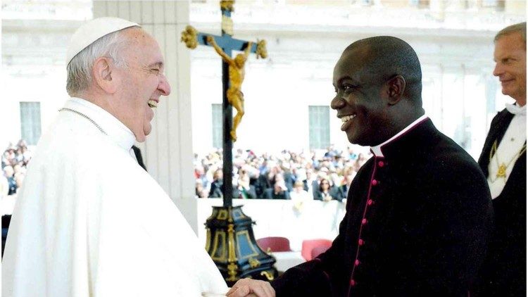 Mgr Mambé Jean Sylvain Emien, avec le Pape François