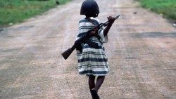 Criança com arma em conflito no continente africano