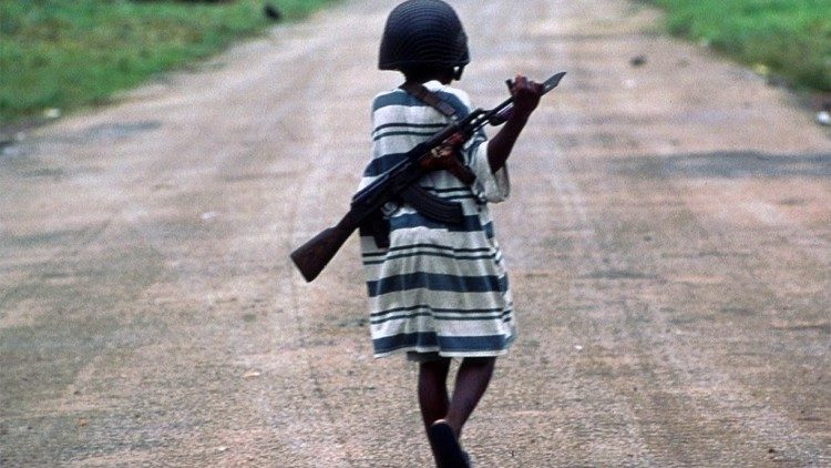 
                    RD Congo: educação que salva, a recuperação de crianças-soldados
                
