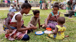 Famiglie del Madagascar ricevono aiuti alimentari dall'Onu