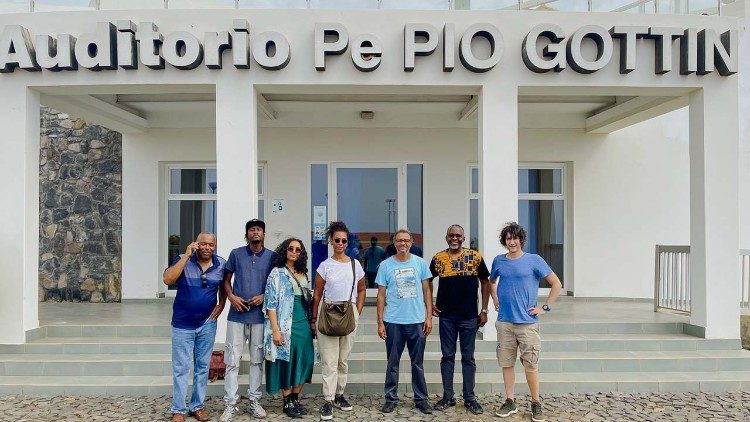Auditório P. Pio Gottin, na cidade de São Filipe,  ilha do Fogo. Em frente, um grupo de pessoas ligadas ao DIFF, Djarfogo International Film Festival.  