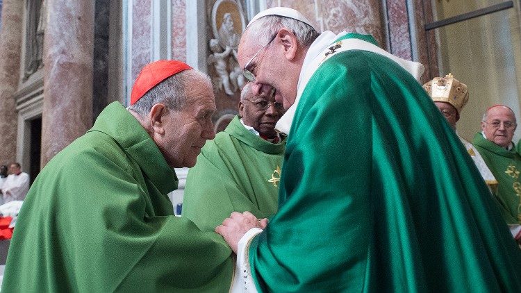 Le cardinal Luigi de Magistris rencontre le Pape François lors du consistoire du 14 février 2015